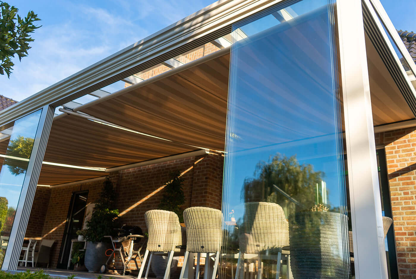Glazen schuifwand wit (RAL 9016) 8mm, versie 2024