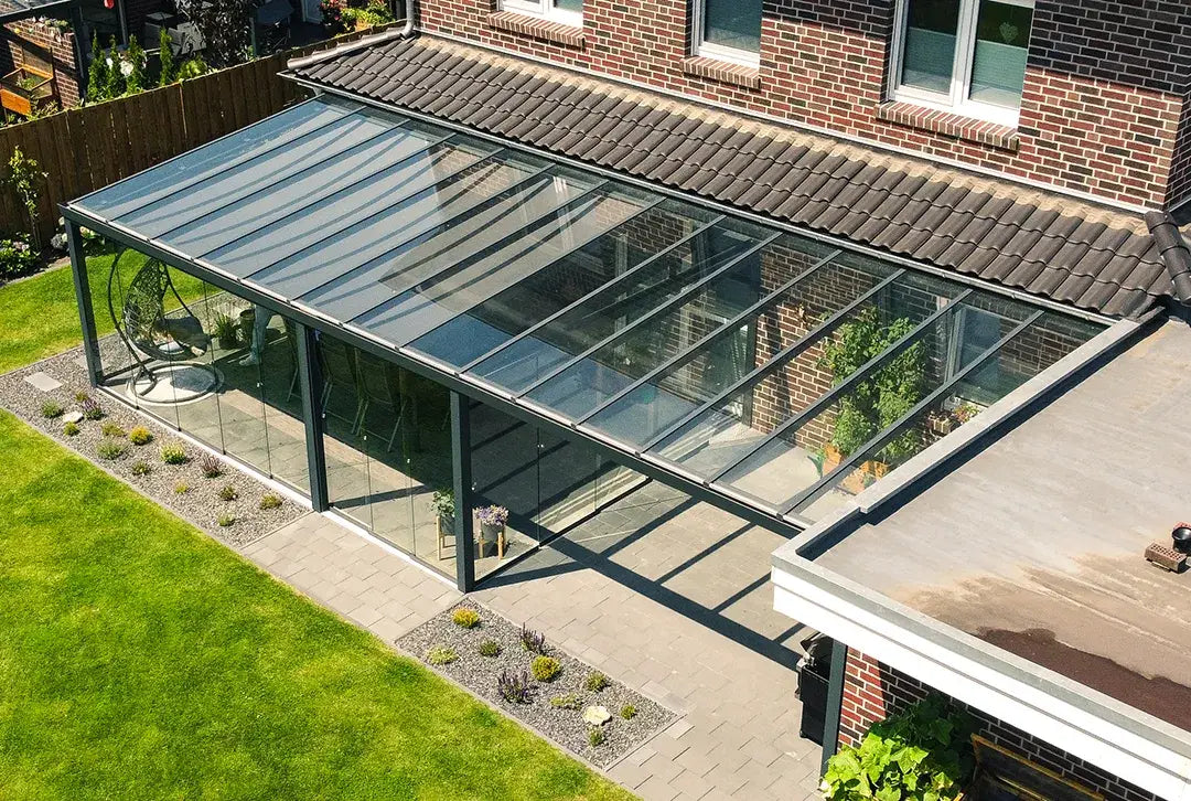 Aluminium terrasoverkapping 1000x450cm met gelaagd veiligheidsglas