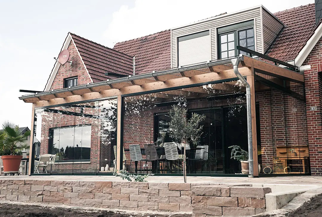 Terrasoverkapping van gelijmd hout, muurverlenging